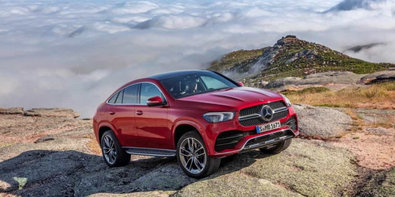 Nová generace Mercedesu GLE láká na bohatý interiér