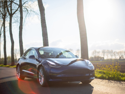 Elektromobily Tesla jsou stále populárnější, nyní je můžete mít i se slevou