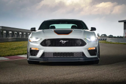 Ford oprášil Mustang v provedeních Mach 1