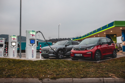 Společnosti OMV a IONITY otevřely nejvýkonnější rychlonabíjecí stanici pro elektromobily v ČR