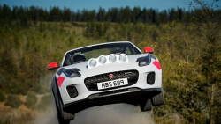 Z klidných silnic do drsného terénu. Jaguar přetavil roadster na rallye auto