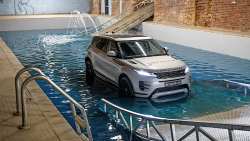 Z bazénu přímo na silnice: Ranger Rover Evoque dýchá novotou