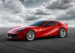 Ferrari 812 Superfast: nový nástupce F12 si to valí do Ženevy