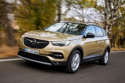 Opel Grandland X zhmotňuje dobrodružného ducha a svobodu. K dostání je už i v Česku