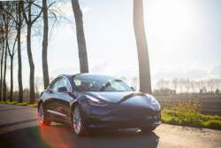 Elektromobily Tesla jsou stále populárnější, nyní je můžete mít i se slevou