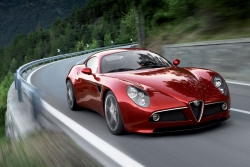 Sportovní Alfa Romeo 8C se nám vrátí v plné parádě. Chvíli si na ni ovšem počkáme